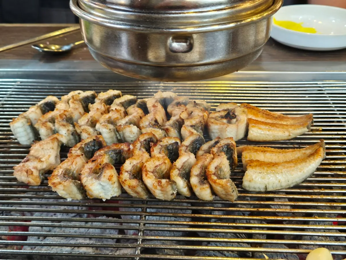 Salt-grilled eel table setting at Jangsuchon Pungcheon Eel Direct Store near Bongcheon Station