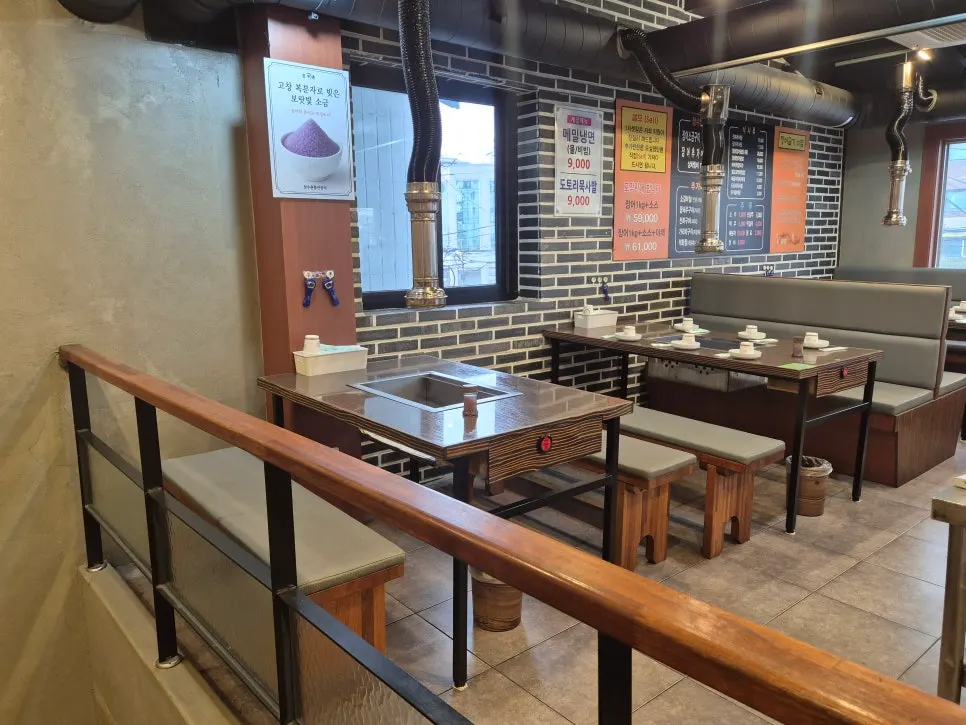Spacious 2nd-floor area with large tables, good for group meals