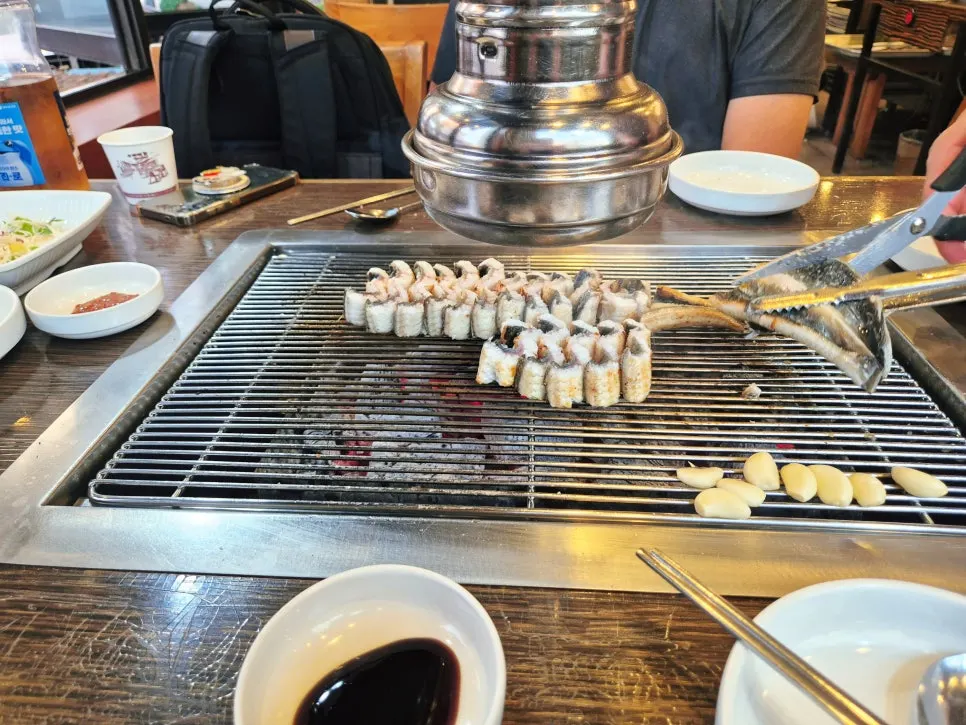 Salt-grilled eel on charcoal