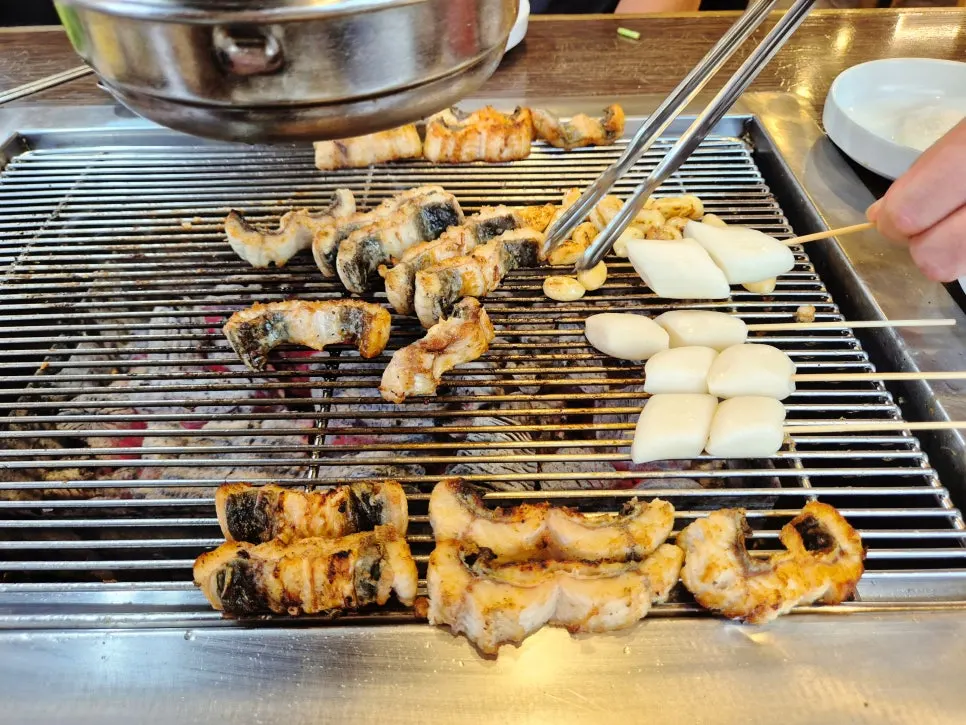 Bokbunja salt served with the eel