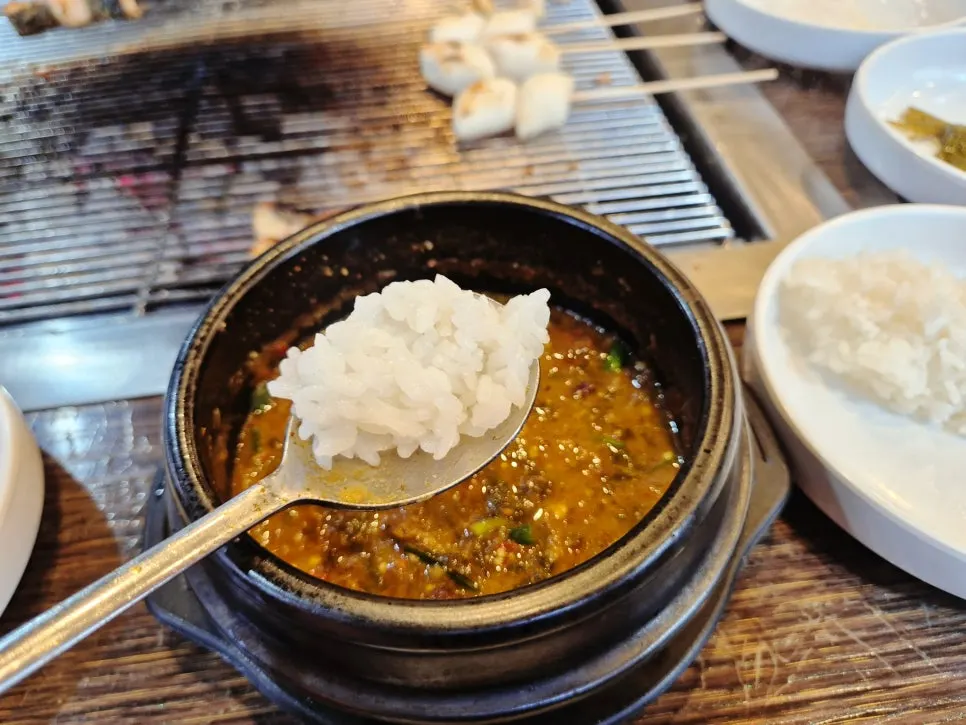 Chueotang served in individual earthenware bowls