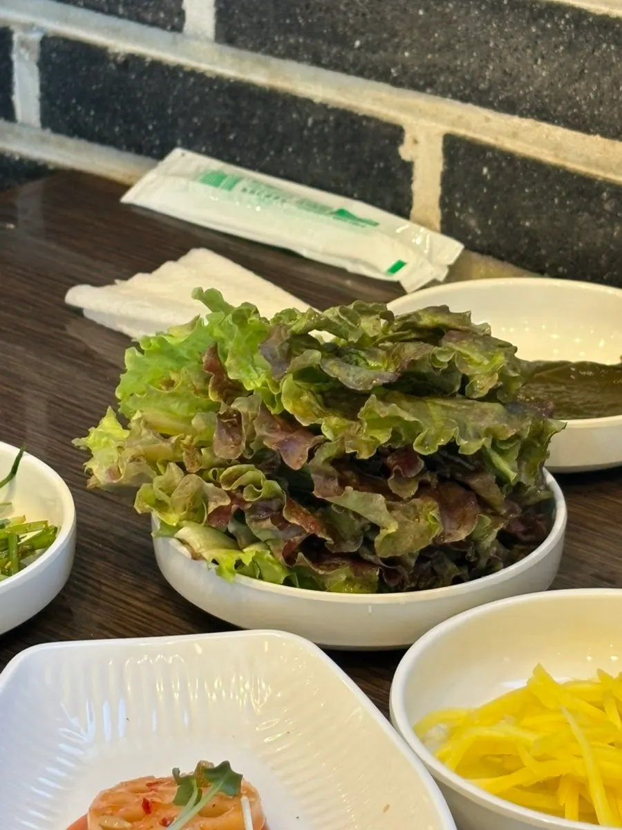 Self-serve corner with lettuce and vegetables