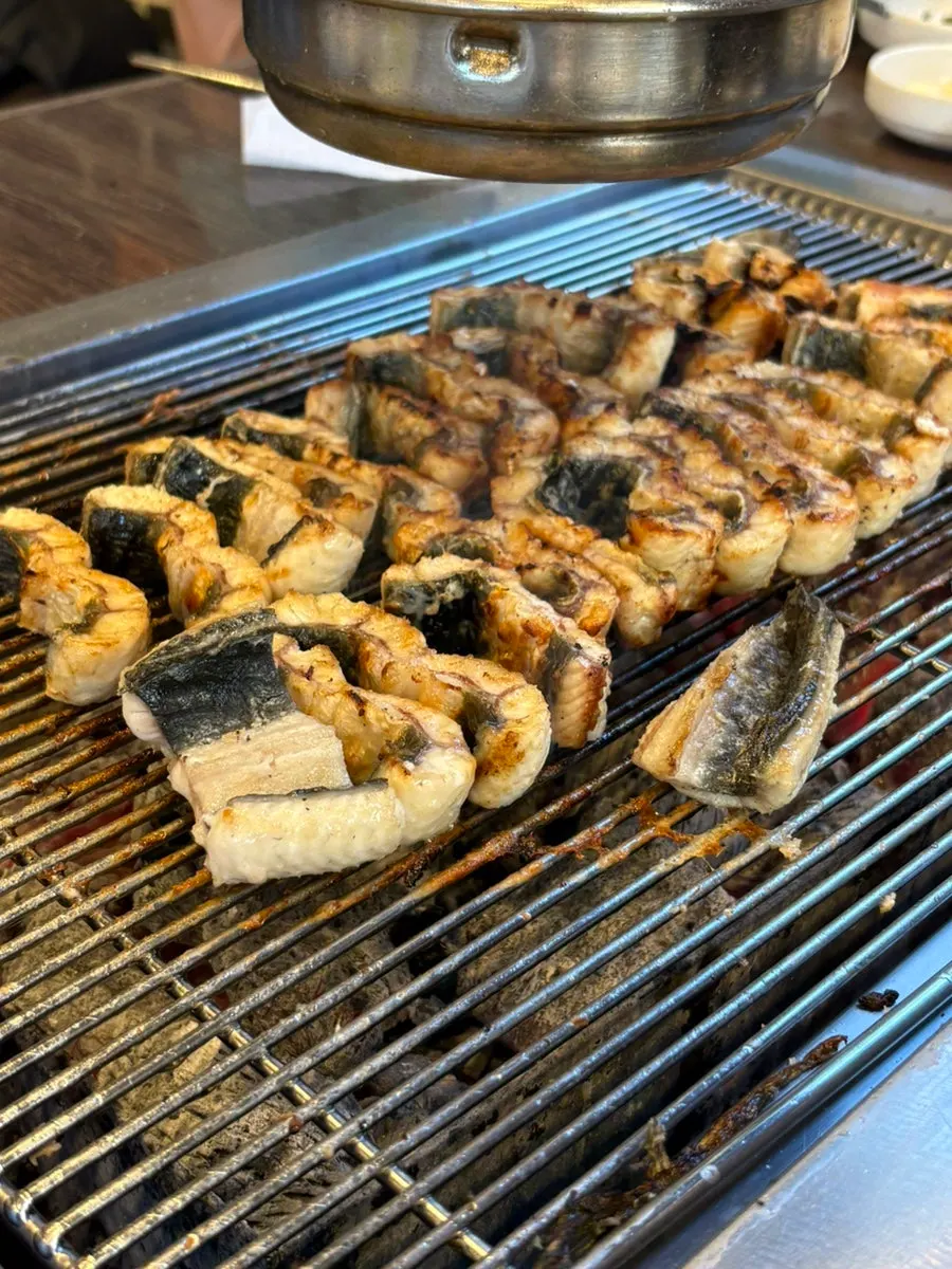 Salt-grilled eel cut into bite-sized pieces