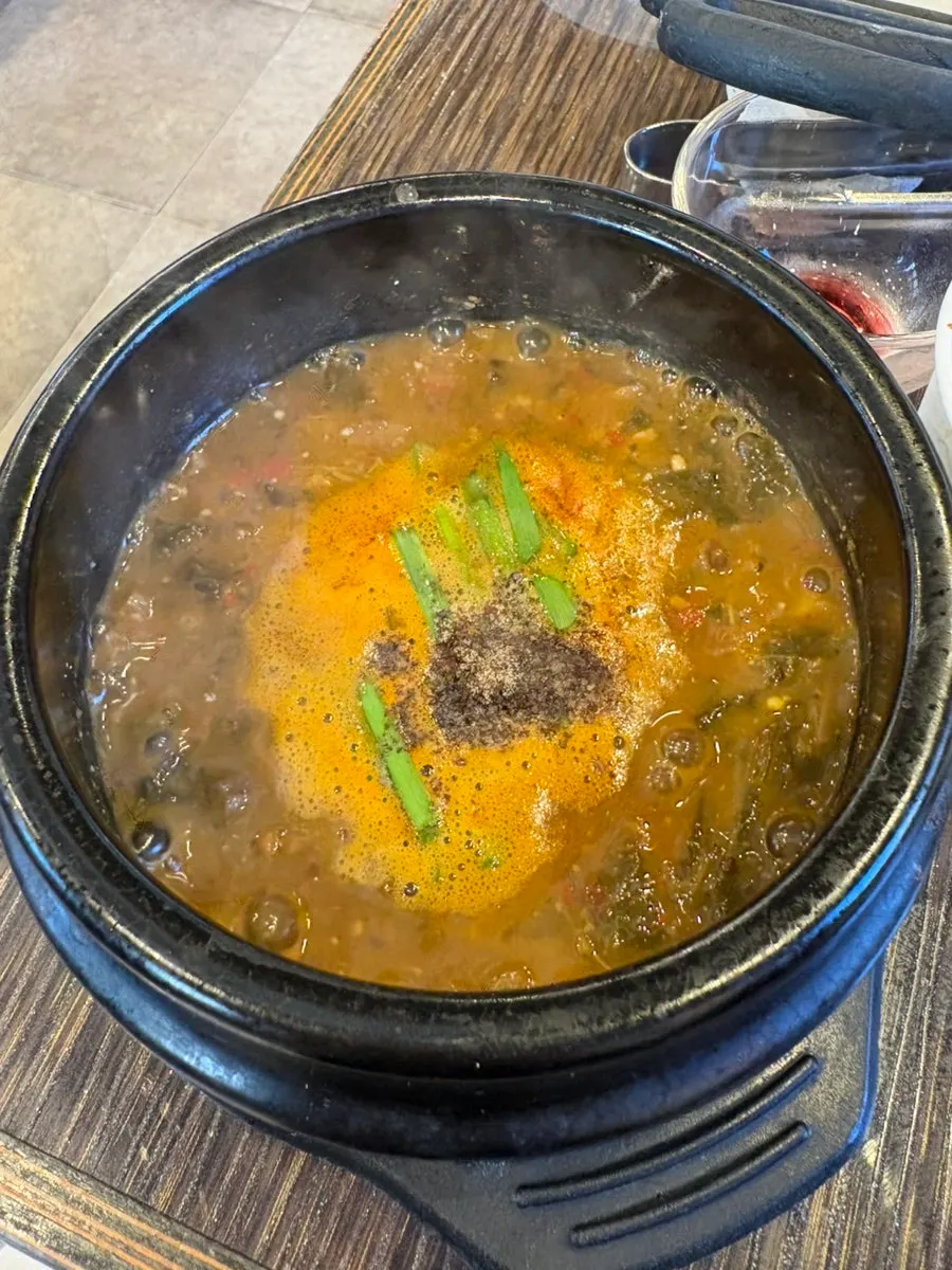 Clam noodle soup with seaweed