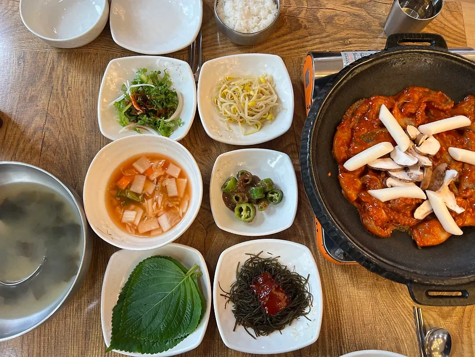 쭈꾸미볶음과 함께 차려진 기본찬 한상
