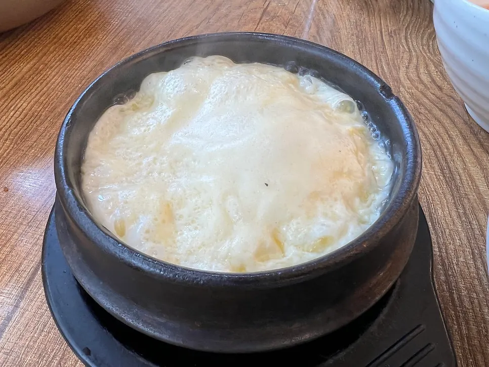 기본으로 나온 계란찜과 미역국