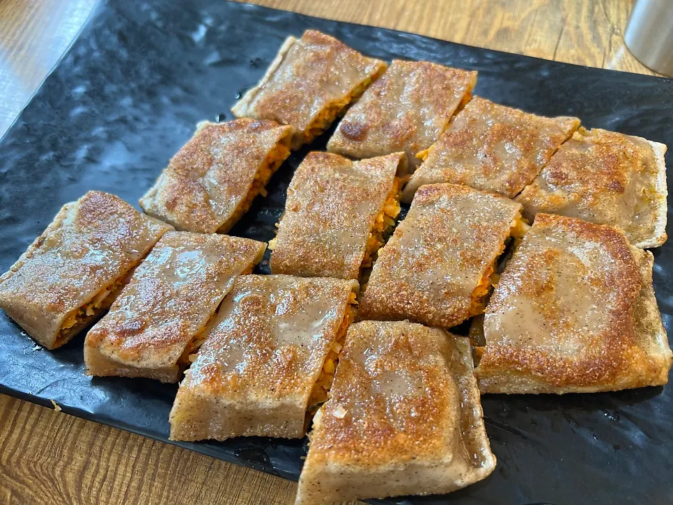 세 개가 담겨 나온 메밀전병 접시