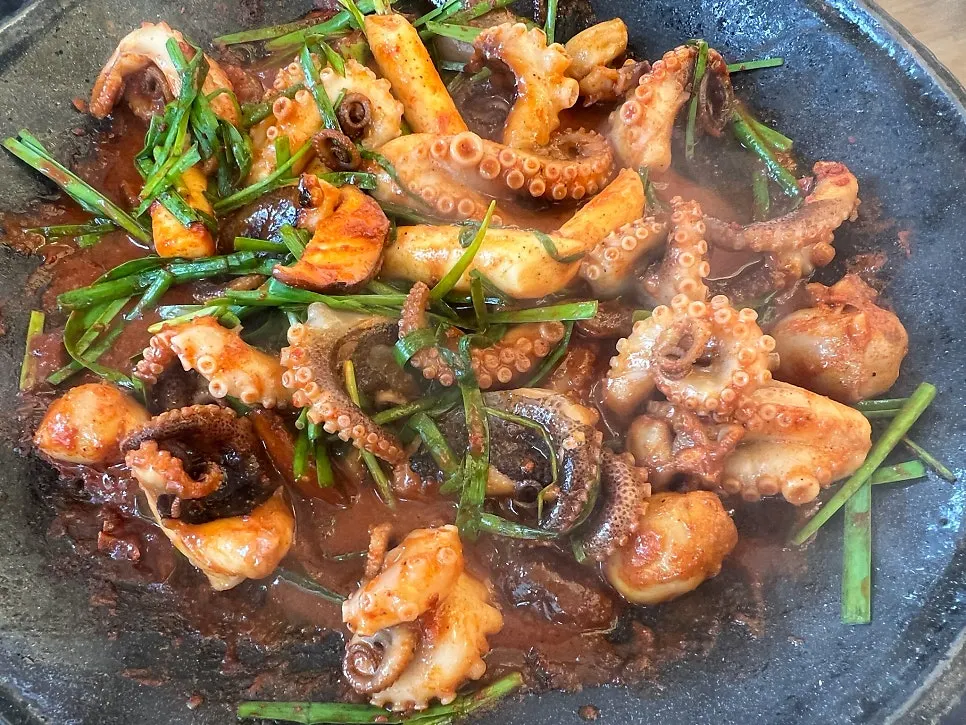 매콤한 양념의 쭈꾸미볶음 근접 사진
