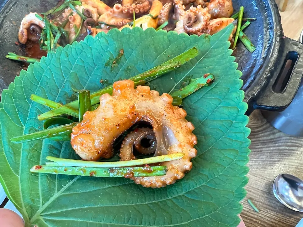 깻잎에 쭈꾸미와 콩나물을 올린 모습