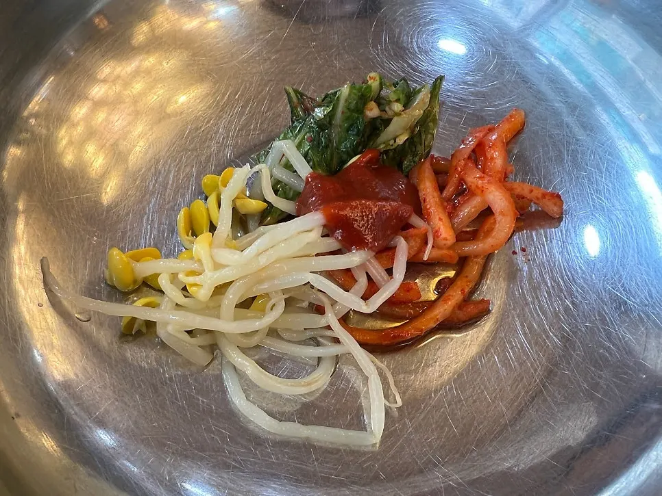쭈꾸미를 넣어 비빈 셀프 비빔밥
