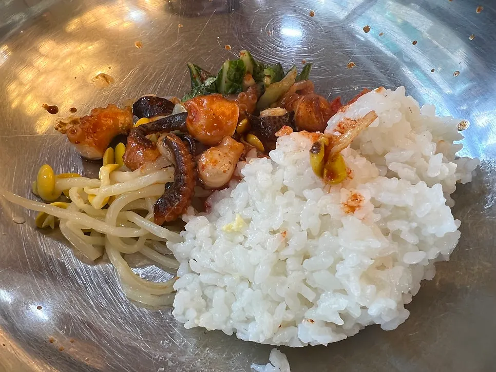 식사 마무리로 마신 따뜻한 숭늉