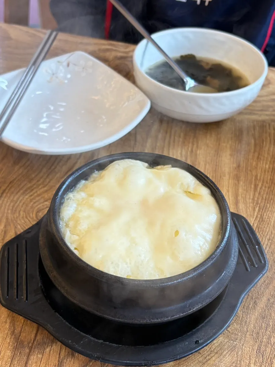 직접 비벼 먹는 보리비빔밥 한 그릇