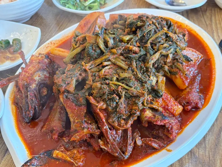 계란찜과 미역국이 놓인 식사 상차림