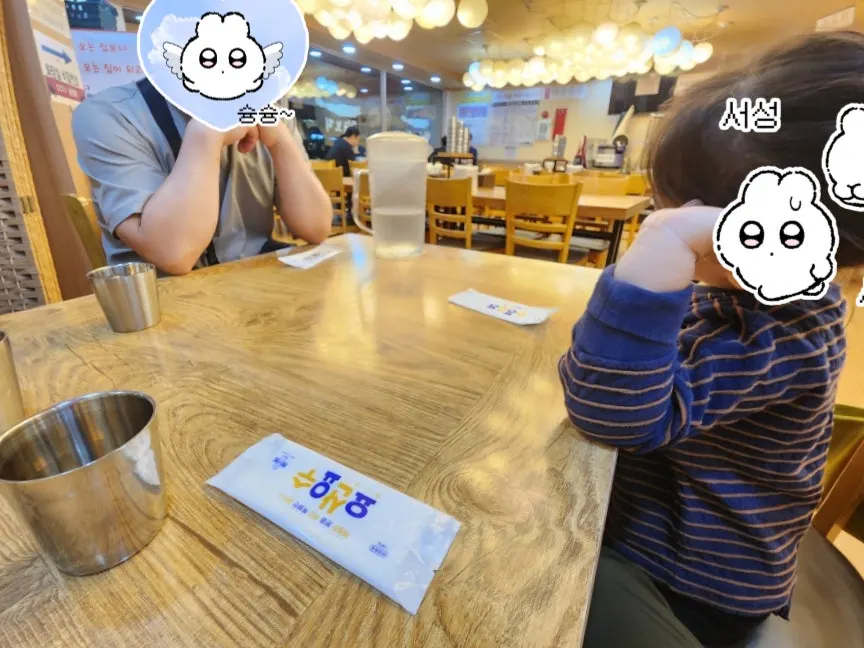 음식을 기다리는 4살 아이