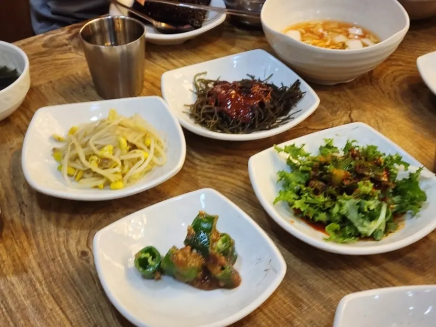 기본 밑반찬으로 나온 미역국과 계란찜