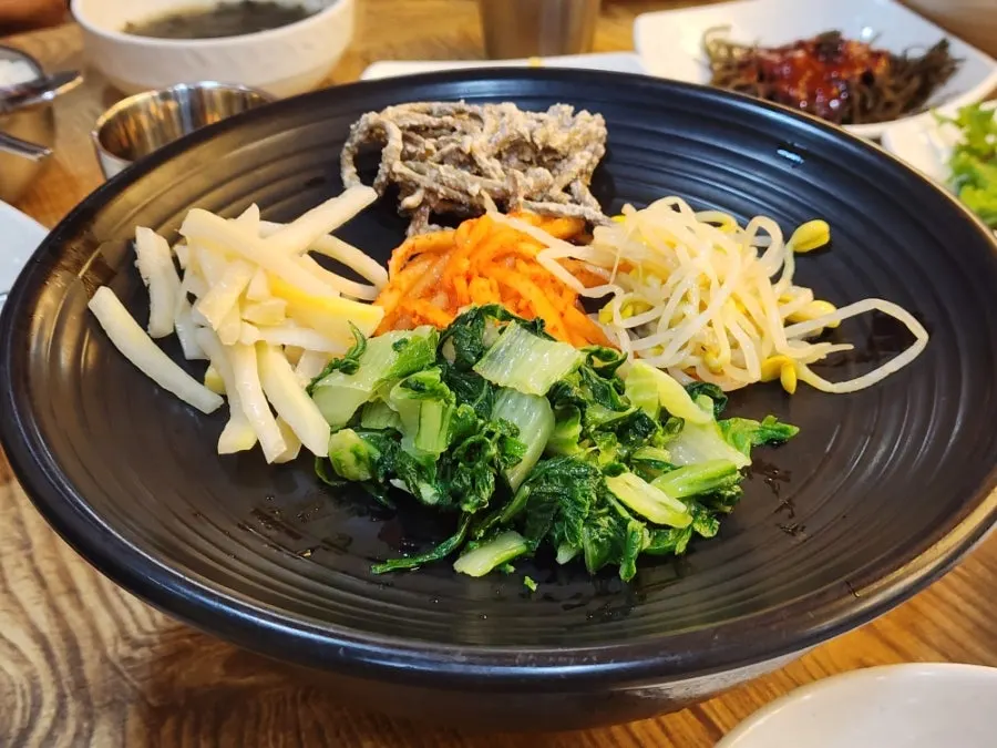 나물이 푸짐하게 담긴 보리비빔밥