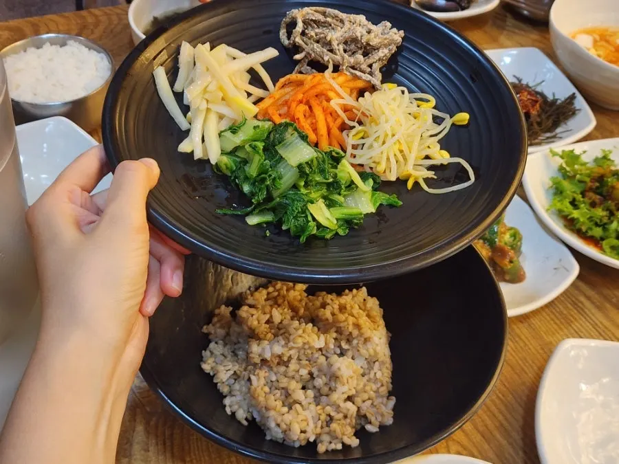 나물 아래 함께 나온 보리밥