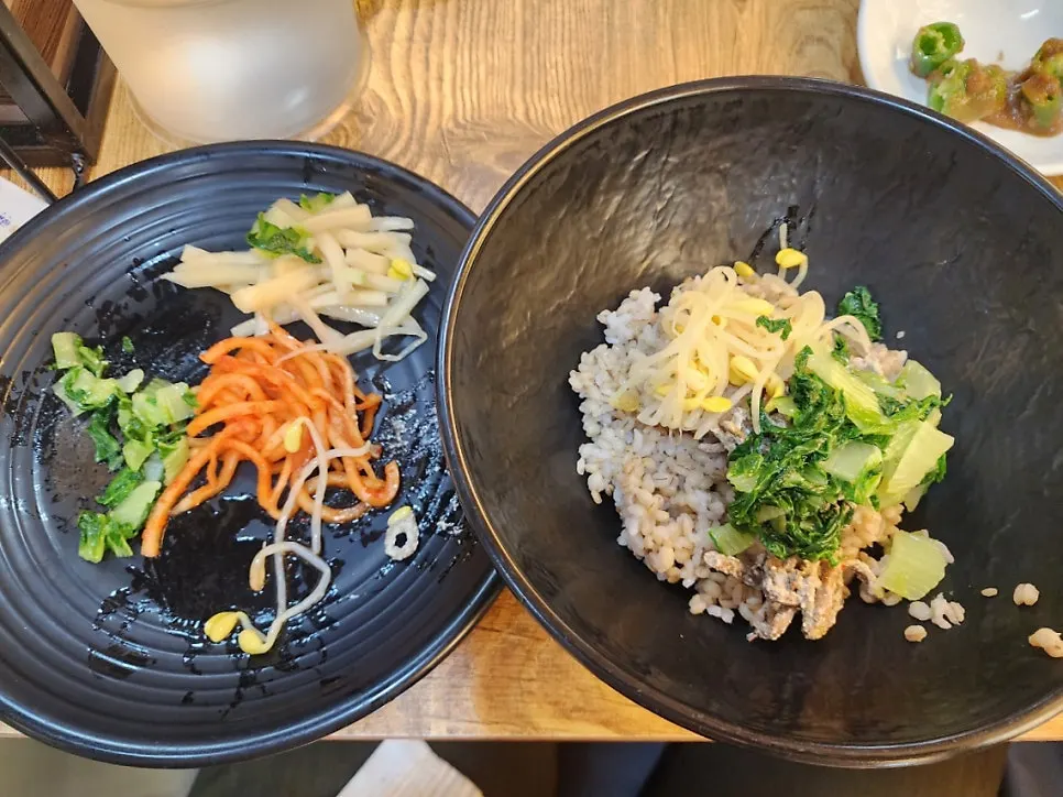 매운 나물을 뺀 아이용 보리비빔밥