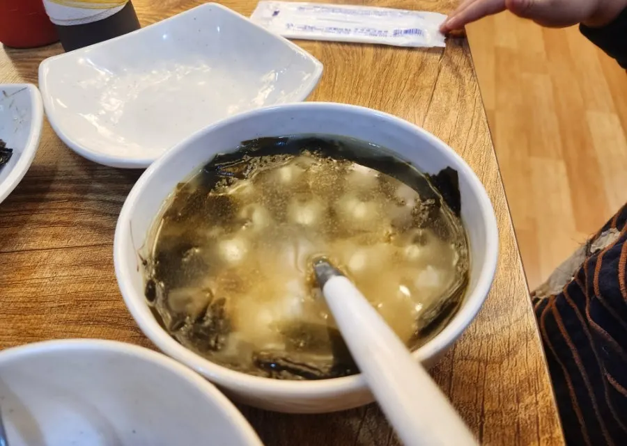 비벼낸 보리비빔밥 한 그릇