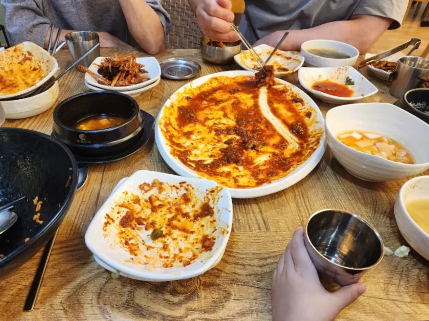 양념까지 비워낸 코다리조림 빈 접시