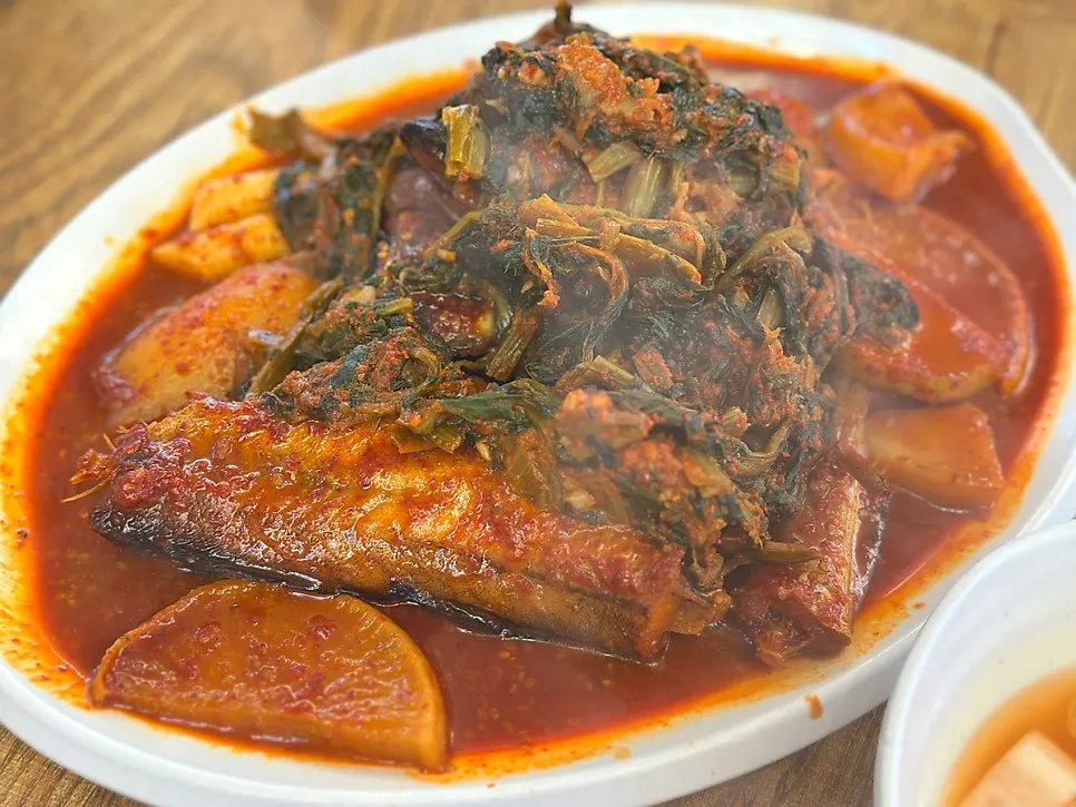 시래기와 무, 감자, 떡이 담긴 코다리조림