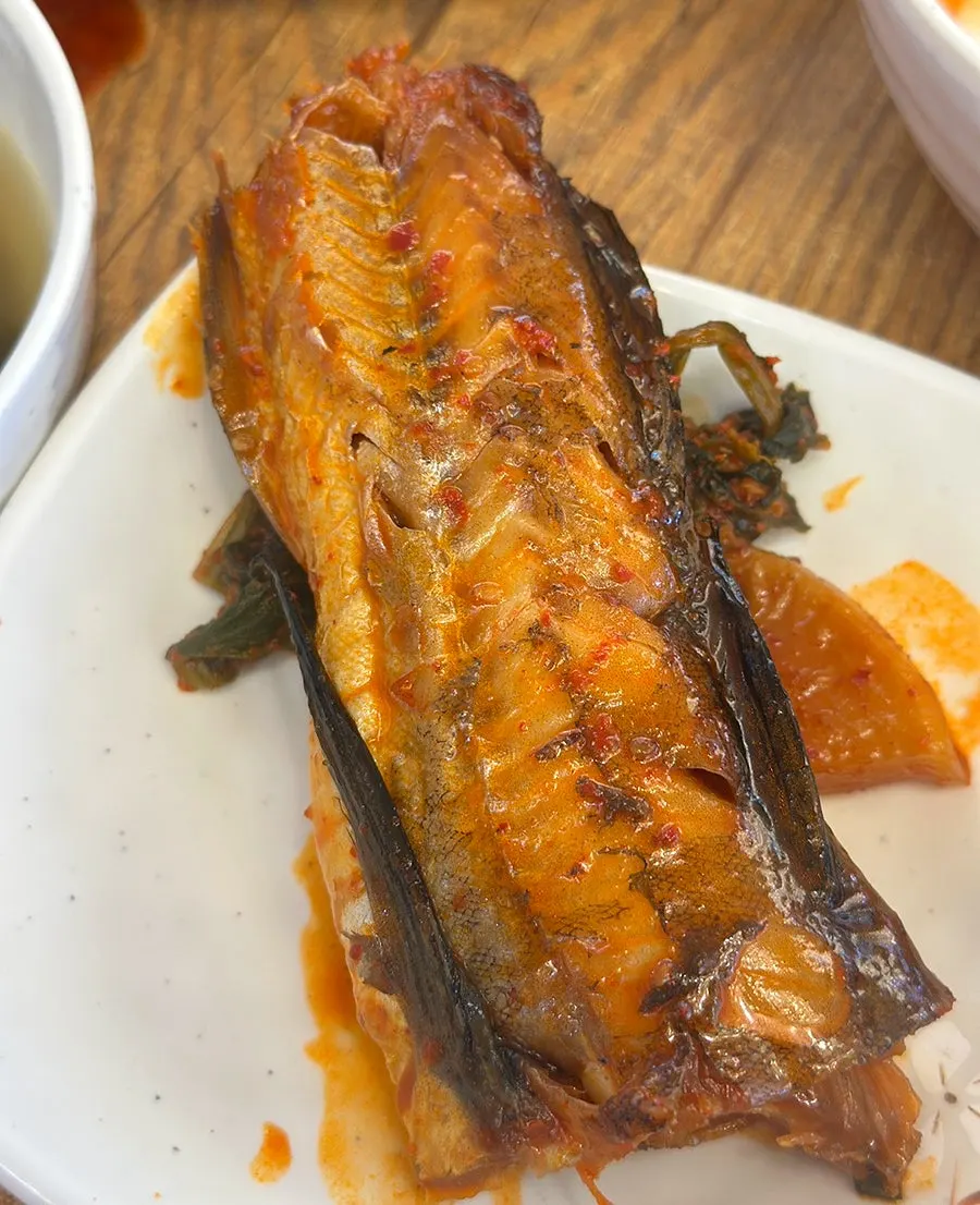 살이 오동통한 코다리 조림 한 토막