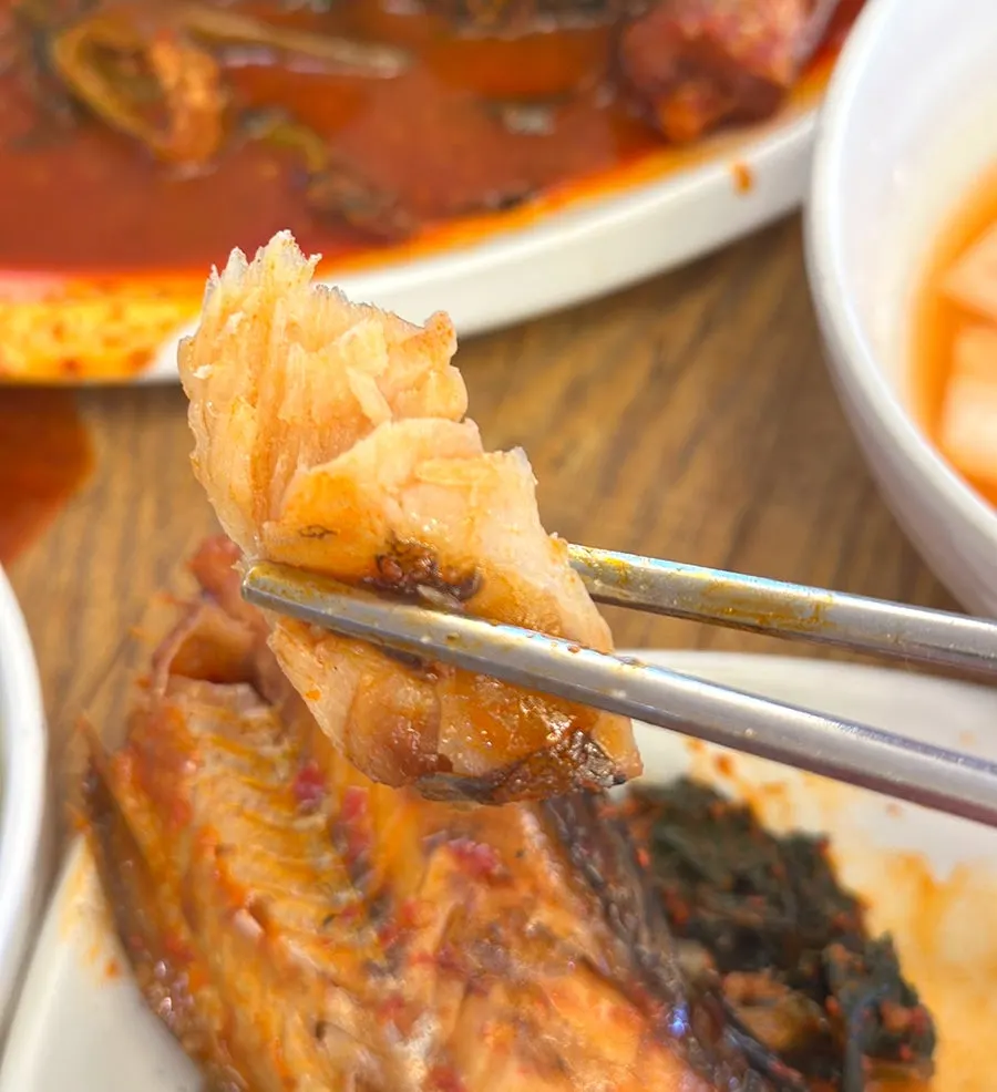 젓가락으로 발라낸 코다리 살코기