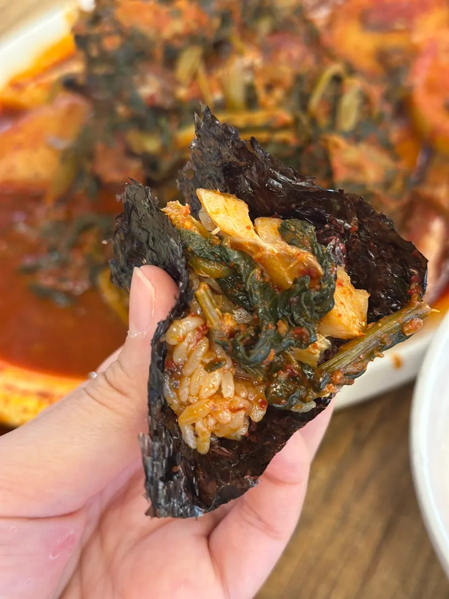 양념 비빈 밥을 김에 싸 먹는 모습