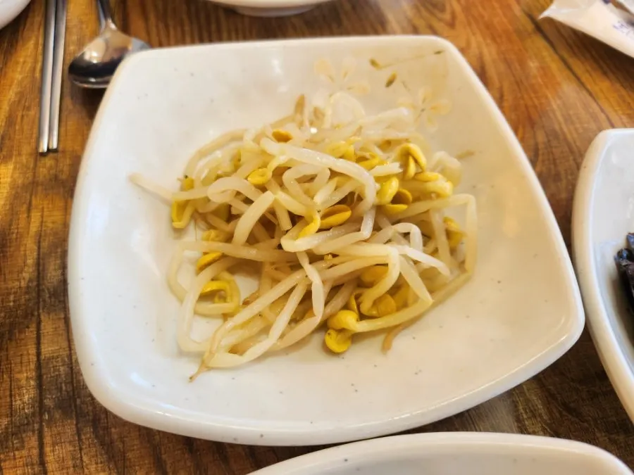 Seaweed soup and basic side dishes