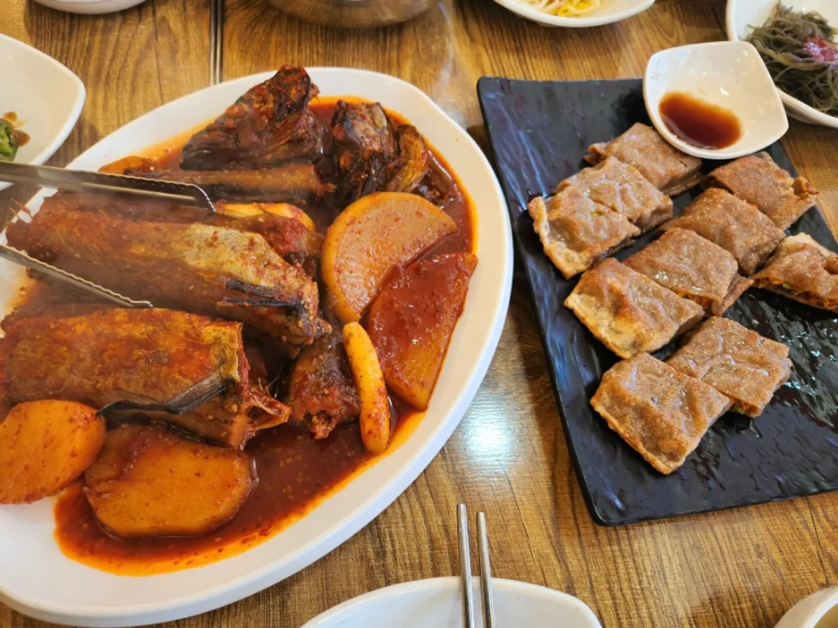 Braised pollock set with buckwheat pancake