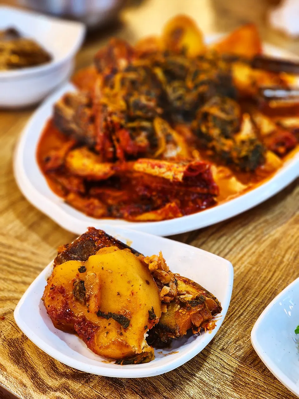 큼직한 코다리와 감자가 담긴 조림 냄비