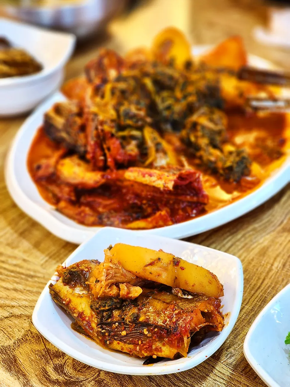 집게로 들어 올린 큼직한 코다리 한 토막