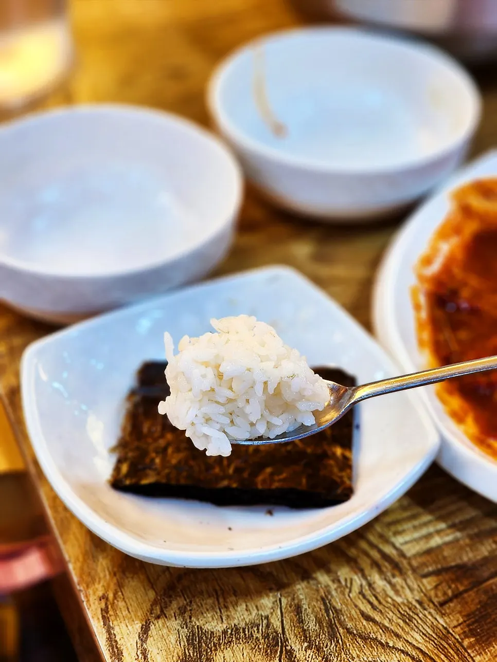 구운 김에 흰쌀밥과 코다리 살을 올린 쌈
