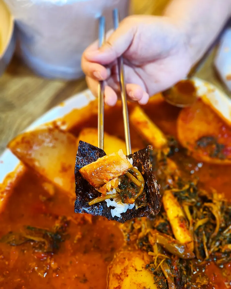 코다리 살과 시래기를 얹은 김 쌈 한 입