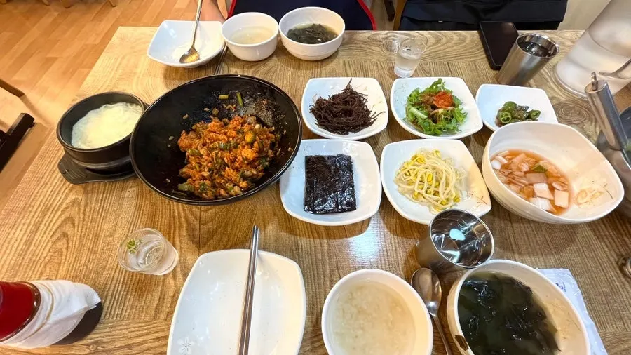 Mixing the cockle bibimbap