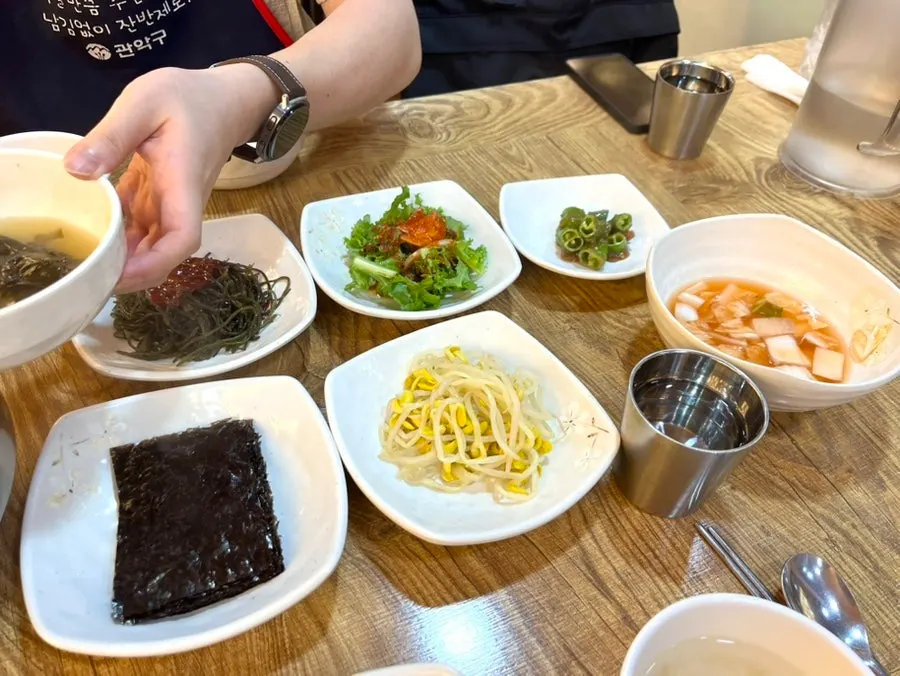Side dishes including seasoned hijiki and seaweed soup