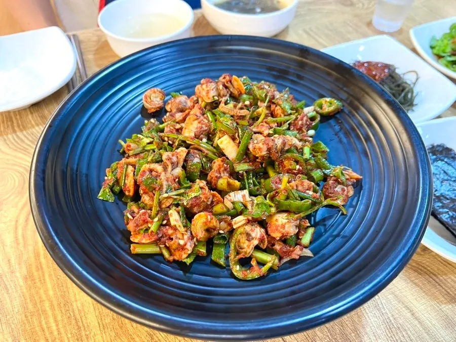 Cockle bibimbap with cockles piled on rice