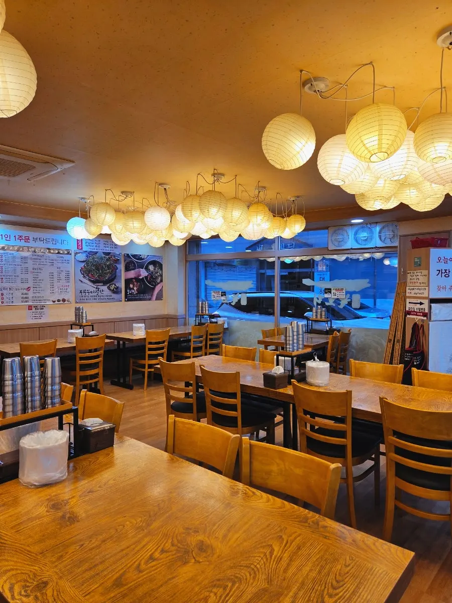 Warm interior seating at Sangdo Neulbori Bongcheon Station Branch