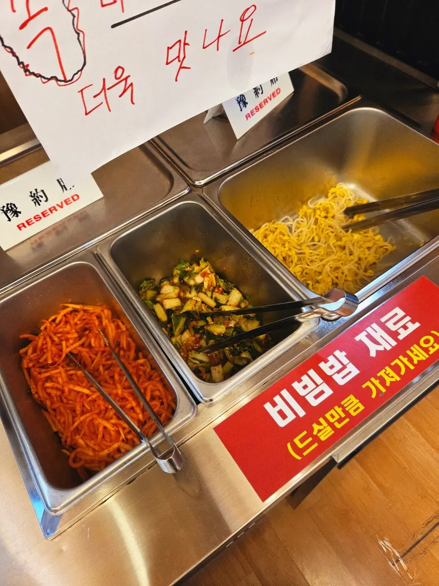View of the dining hall inside Sangdo Neulbori Bongcheon Station Branch