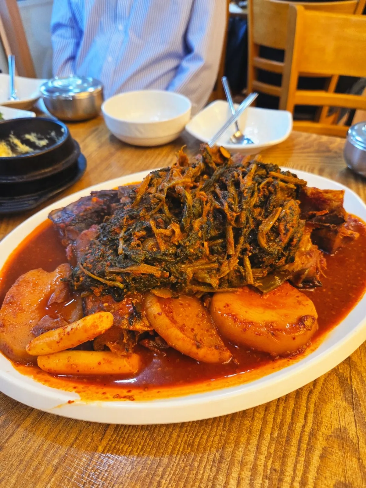 Siraegi kodari-jorim for three, piled high with dried radish greens