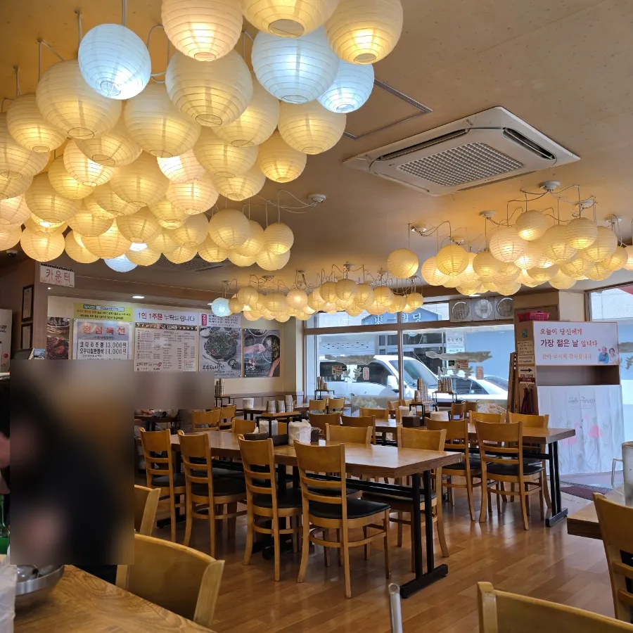테이블이 넉넉한 상도늘보리 봉천역점 내부