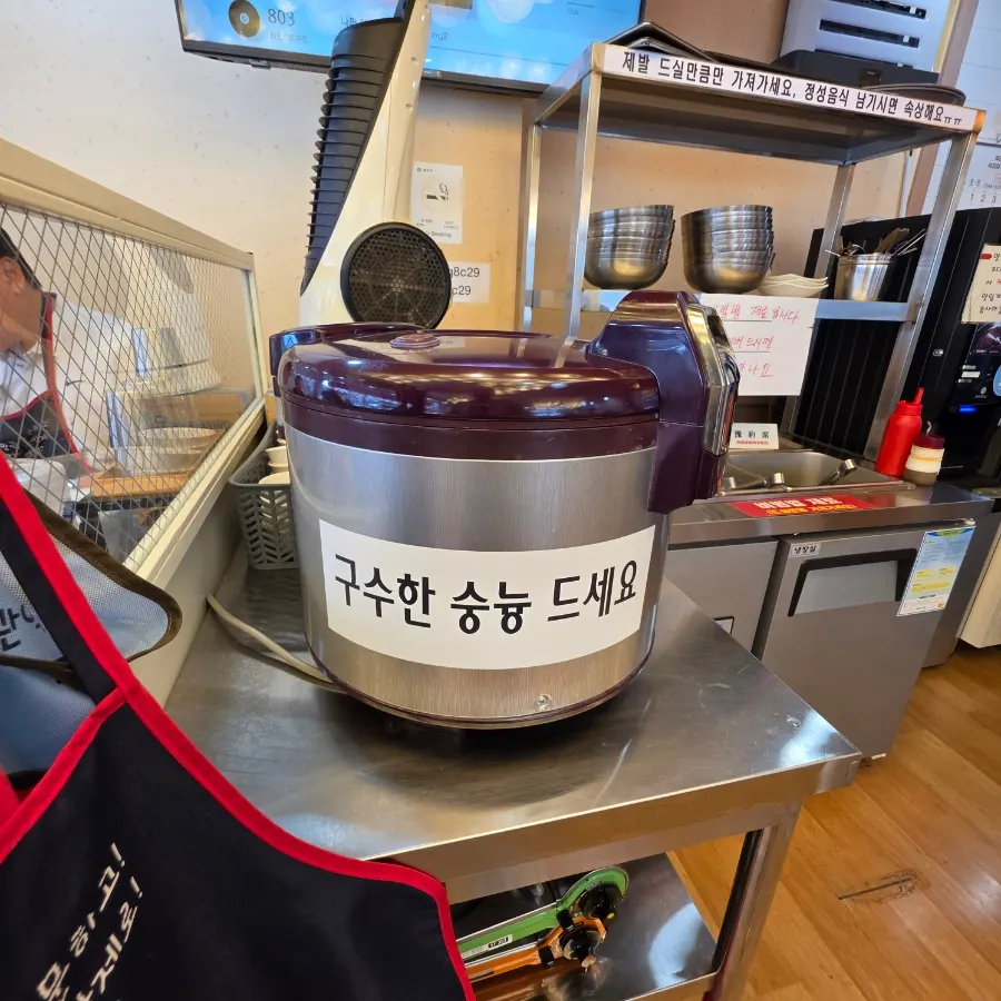 채소를 담아 만든 셀프 비빔밥