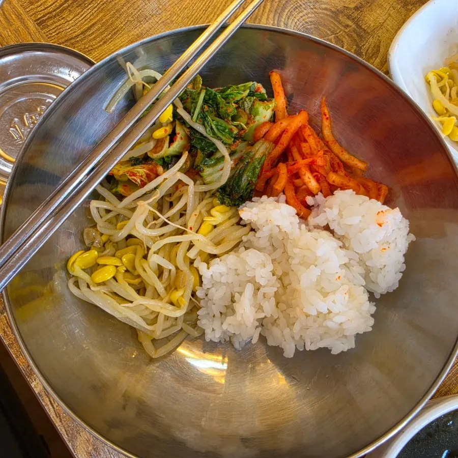 나물이 고르게 섞인 비빔밥 한 그릇