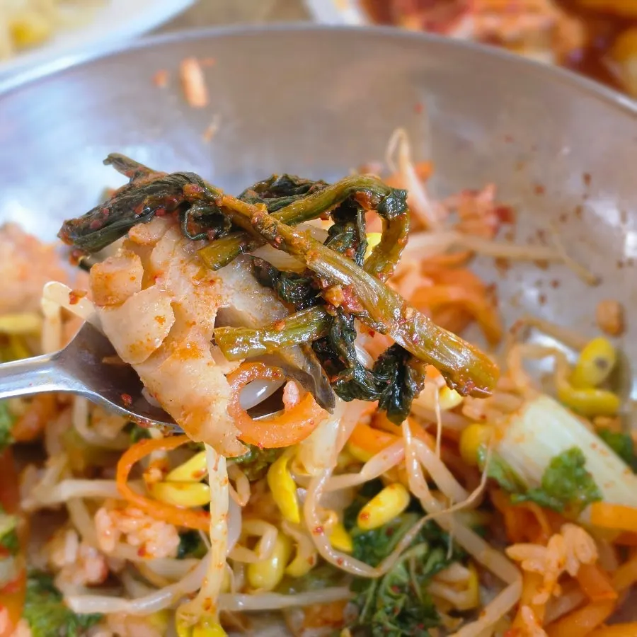 생선 살을 올린 비빔밥 한 숟갈