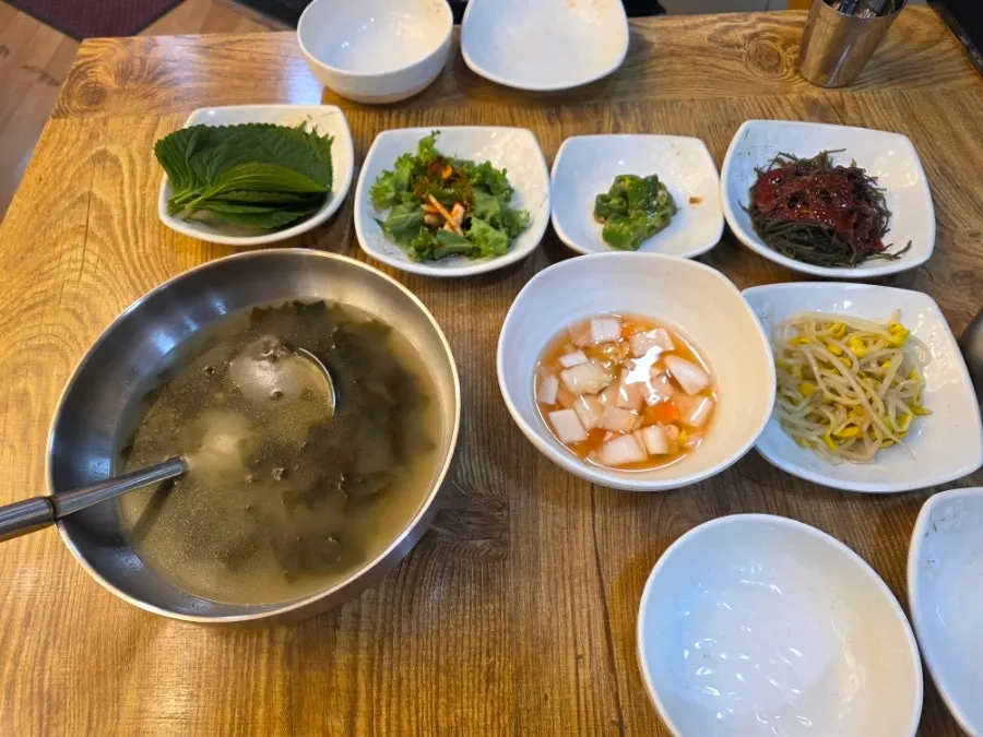 나박김치와 나물이 있는 기본 반찬 한상
