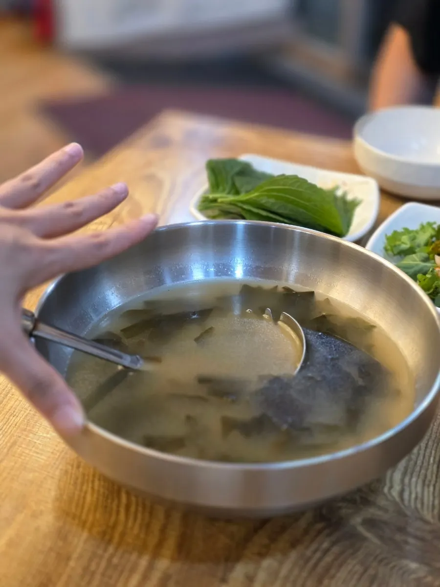푸짐하게 담긴 미역국