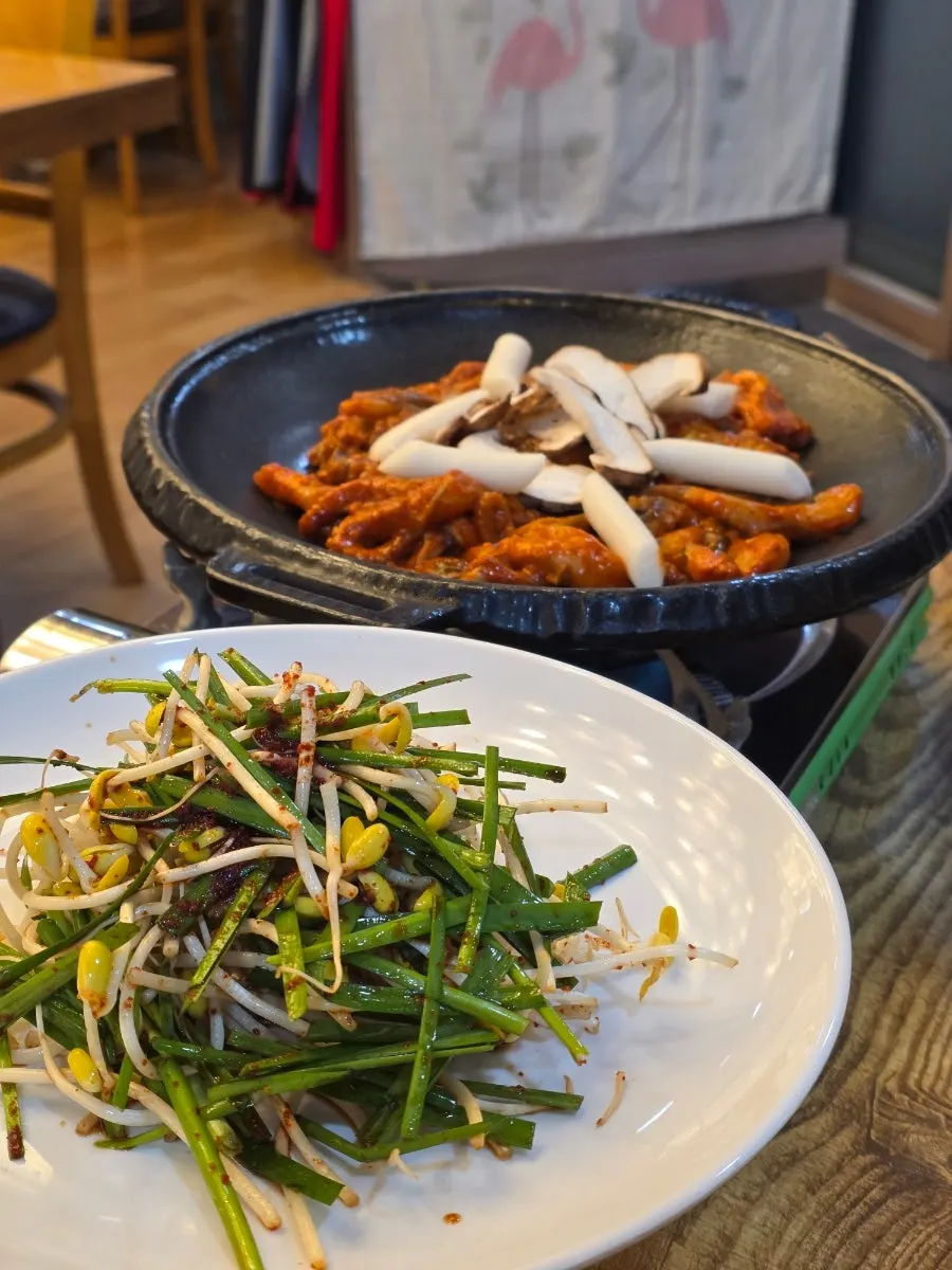 철판에 올려진 오리불고기쭈꾸미