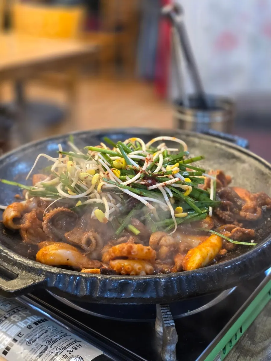 양이 푸짐한 오리 쭈꾸미 철판 볶음
