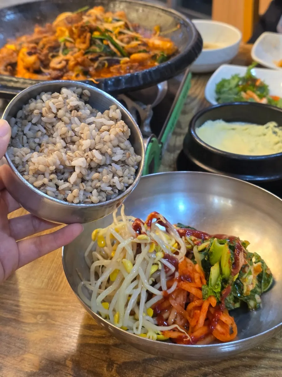 셀프바 재료로 만든 보리 비빔밥