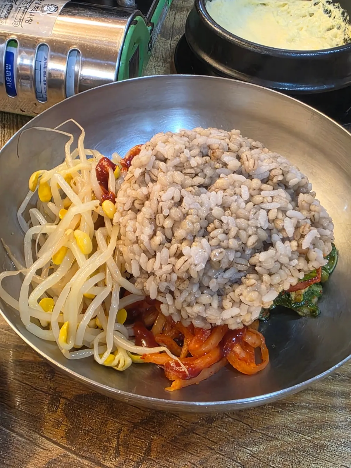 나물 올린 보리 비빔밥 그릇